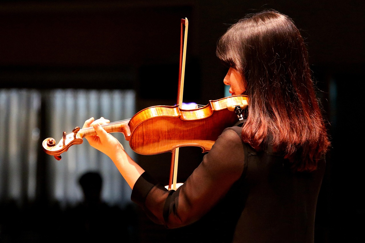 Adult violinist performing – violin lessons for adults in St. Catharines and Niagara